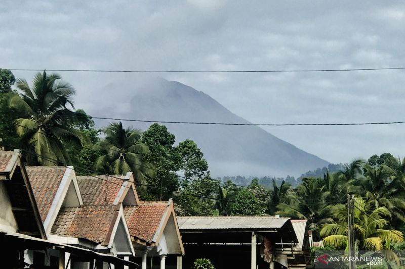 Gunung Semeru terlihat dari Desa Sumberwuluh, Kecamatan Candipuro, Kabupaten Lumajang, Selasa (7/12/2021). (ANTARA/Fiqih Arfani)