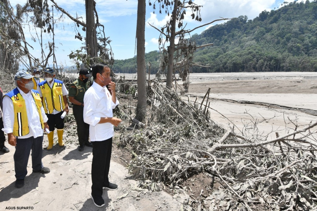 Presiden Joko Widodo (Jokowi) meninjau lokasi terdampak erupsi Semeru, Jatim, Selasa, 7 Desember 2021. Foto: Istimewa