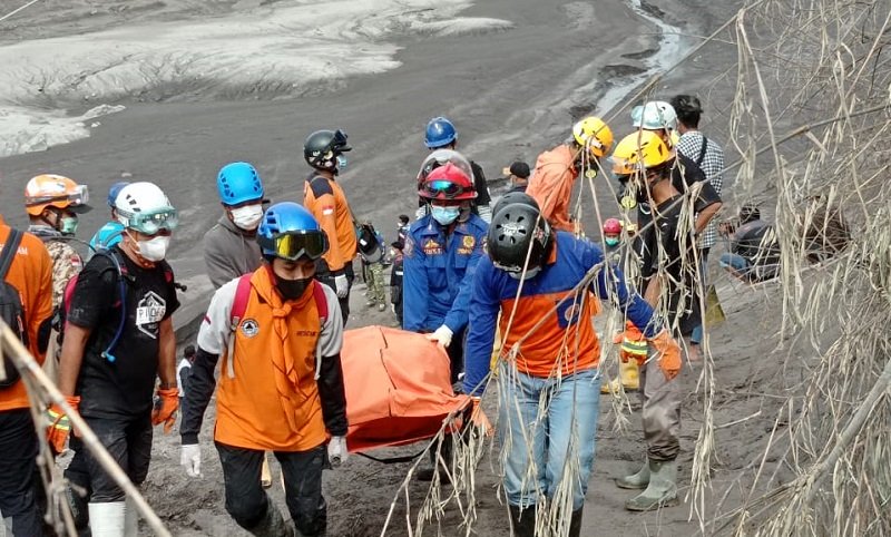 Petugas Basarnas mengevakuasi satu korban dari tumpukan abu vulkanik Gunung Semeru (Foto / Basarnas)