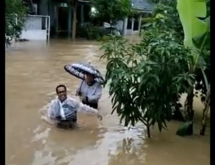 Banjir setinggi dada menerjang pemukiman warga di Desa Kranji, Kecamatan Paciran, Lamongan, Jawa Timur. (metrotv)