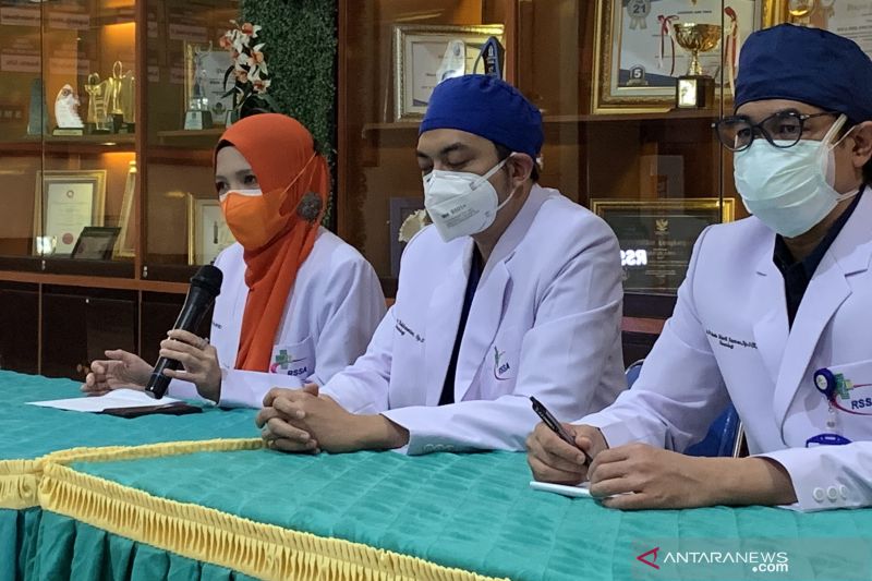 Dokter spesialis mata konsultan RSUD Saiful Anwar Malang Wino Vrieda, dokter spesialis saraf konsultan Rodhiyan Rakhmatiar, dan spesiali saraf konsultan yang juga Kepala Bidang Pelayanan Publik RSUD Saiful Anwar Widodo Mardi Santoso menyampai