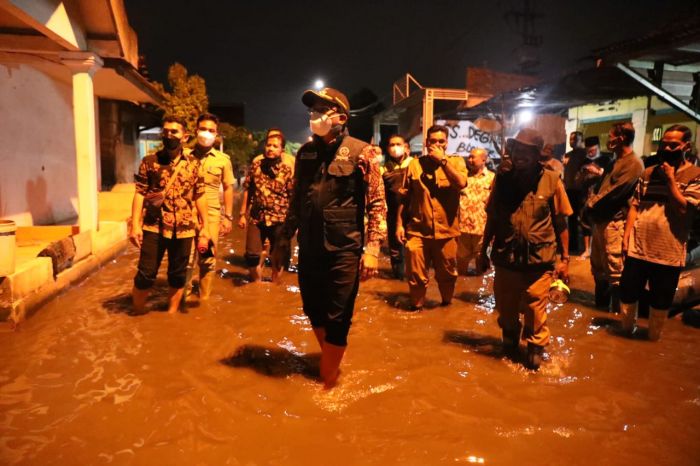 Bupati Sidoarjo Ahmad Muhdlor  melihat kondisi banjir di Tanggulangin, Senin malam. (MI)