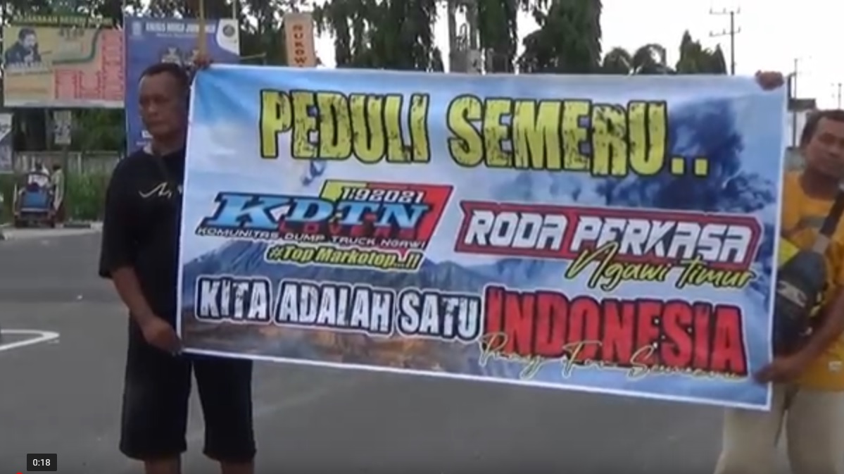 Komunita dump truk Ngawi mengelar aksi pengalangan dana untuk korban bencana semeru. (metrotv)