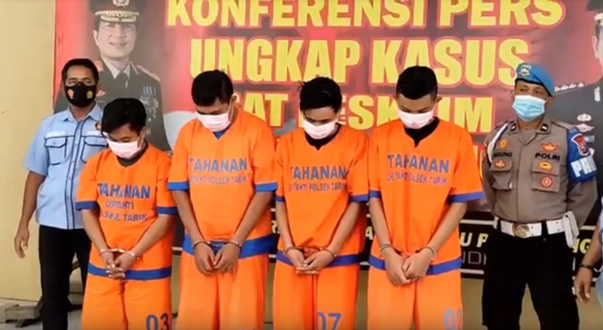 Empat pelaku penganiayaan kepada 2 anak di bawah umur diringkus Polres Sidoarjo. (metrotv)