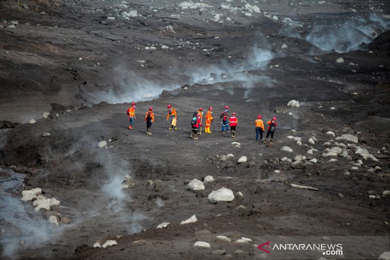 Petugas mencari korban awan panas guguran Gunung Semeru di Dusun Curah Kobokan, Kelurahan Supiturang, Kecamatan Pronojiwo, Kabupaten Lumajang, Jawa Timur, Rabu (8/12/2021). (ANTARA/Umarul Faruq)