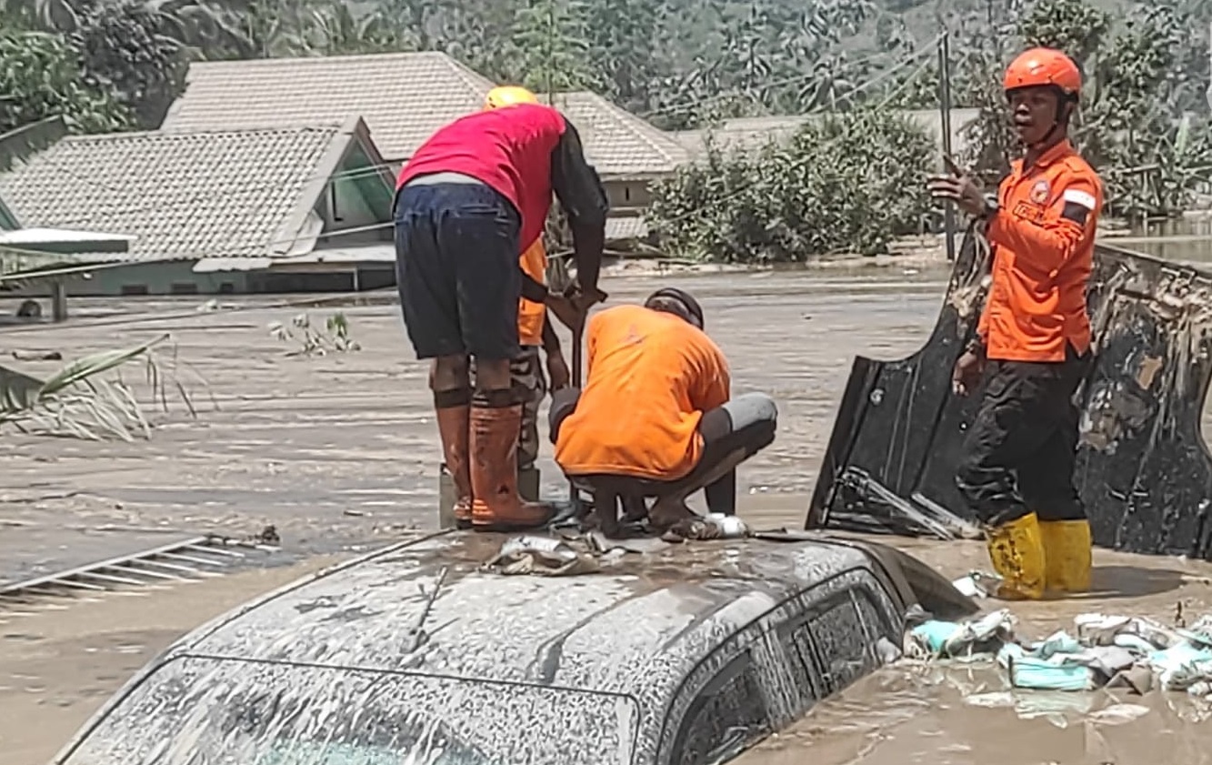 Mobil relawan terjebak lahar dingin Gunung Semeru saat melakukan penyelamatan (Foto / Metro TV)