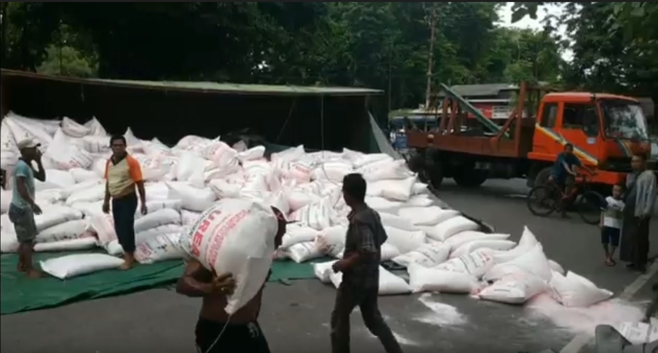  Truk gandeng bermuatan 50 ton pupuk urea terguling di Jalan Letjen Suprapto, Pasuruan. (metrotv)