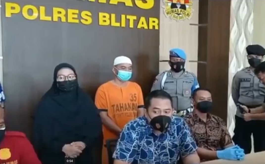 Tersangka Agus alfian, 47 tahun, Sekretaris Desa Tegalrejo, Kecamatan Selopuro, Kabupaten Blitar ditangkap polisi. (metrotv)