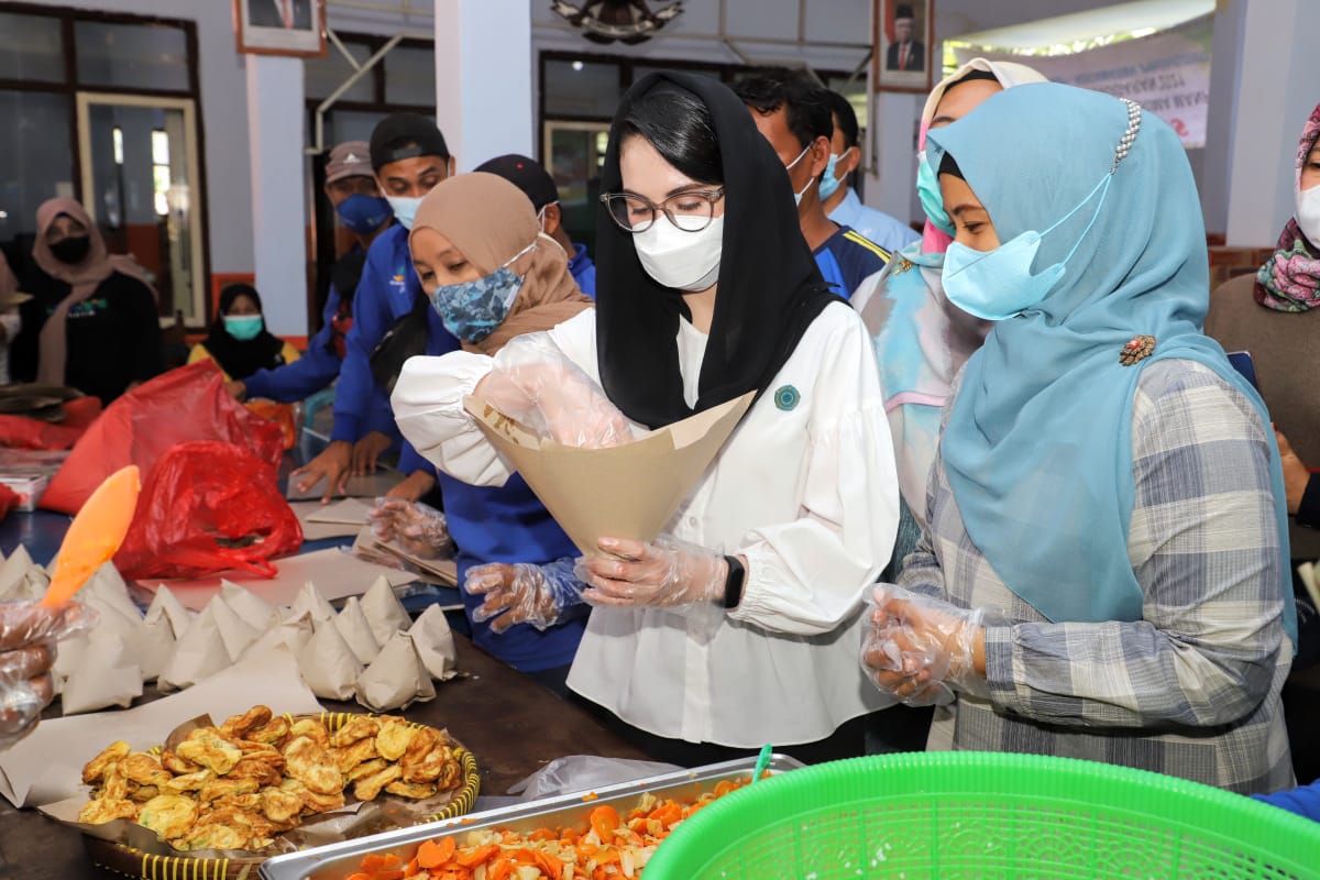 Arumi Kunjungi Korban Erupsi Semeru, Siapkan Makanan hingga Hibur Anak-Anak