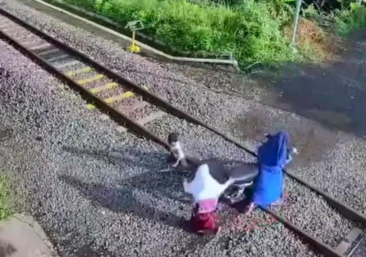 Motor Tersangkut Rel, 3 Anak di Lumajang Nyaris Tersambar Kereta