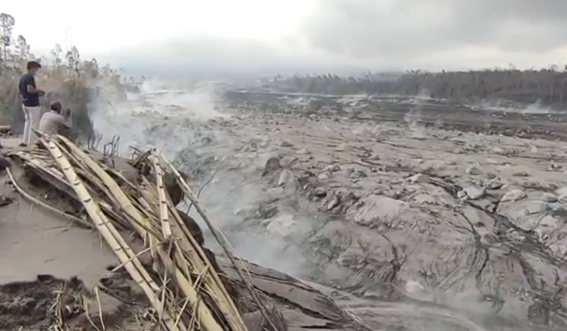 Lahan pertanian berubah menjadi aliran lahar Semeru (Foto / Metro TV)  