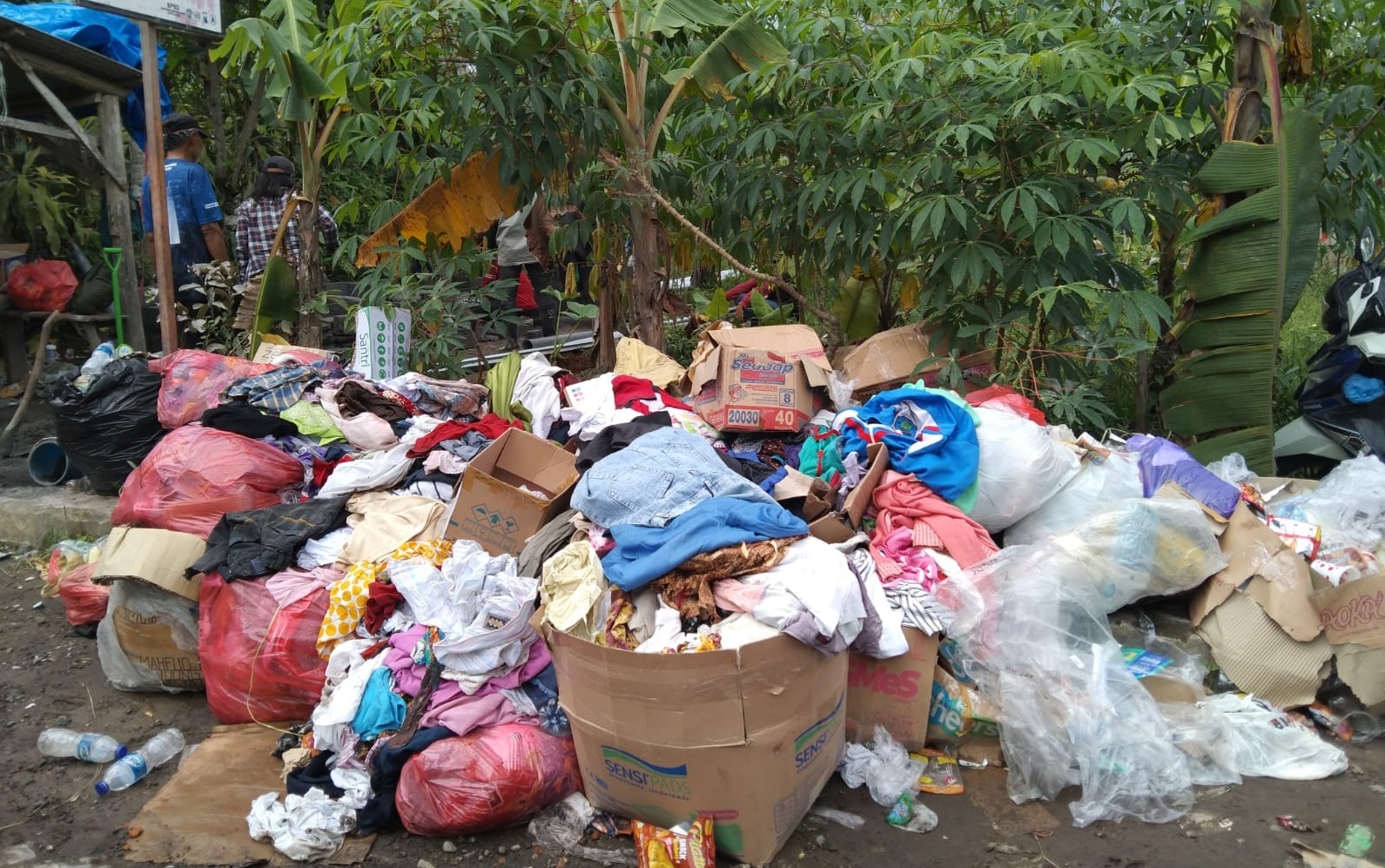 Tumpukan sampah dari baju bekas yang dikirim kepada para donatur yang tak bertanggung jawab (Foto / Metro TV)