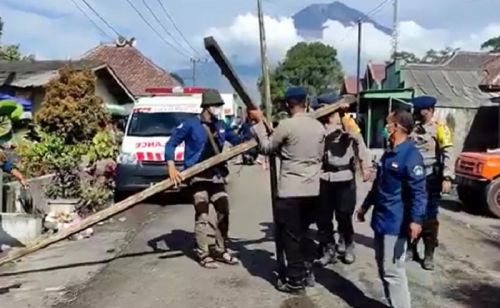 Petugas menyekat akses masuk ke kawasan Erupsi Gunung Semeru (Foto / Metro TV)