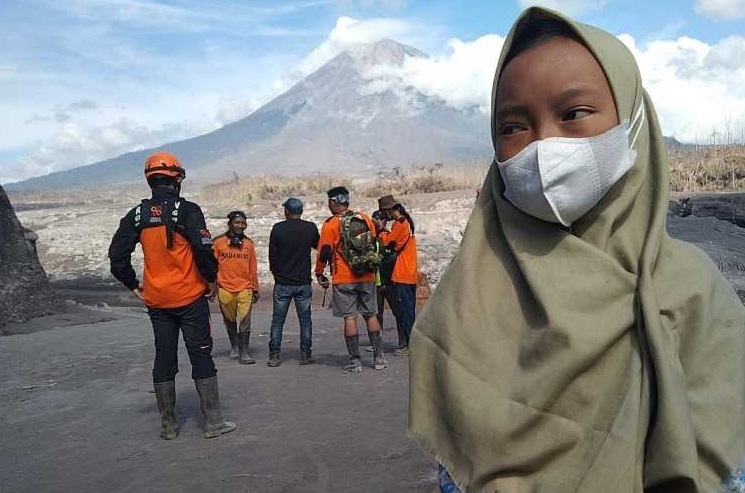 Alfinah datang ke lereng Gunung Semeru untuk mendoakan ayahnya yang hilang saat erupsi (Foto / Istimewa)