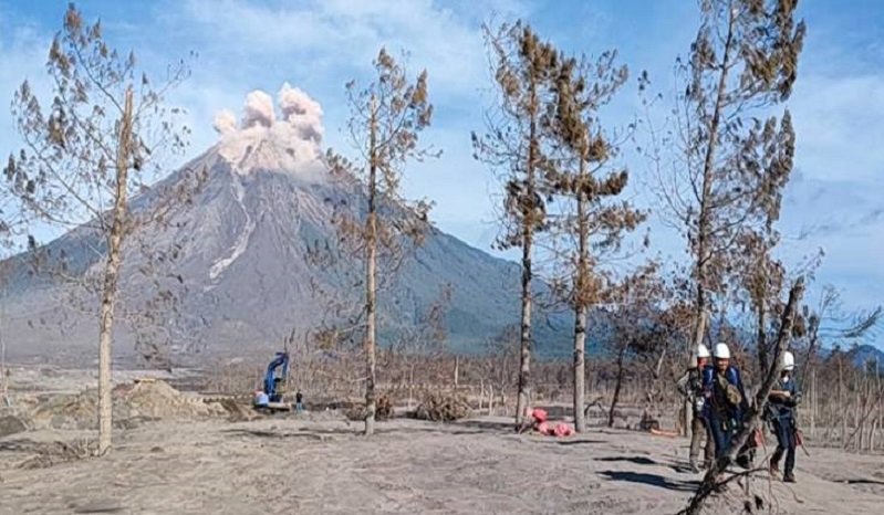 Sejumlah relawan berlari setelah melihat semburan di puncak Gunung Semeru (Foto / Metro TV)