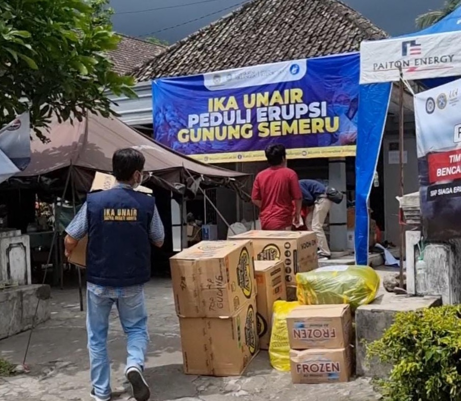  Ikatan Alumni Universitas Airlangga (IKA Unair) menggalang aksi sosial peduli erupsi Gunung Semeru (Foto / Metro TV)