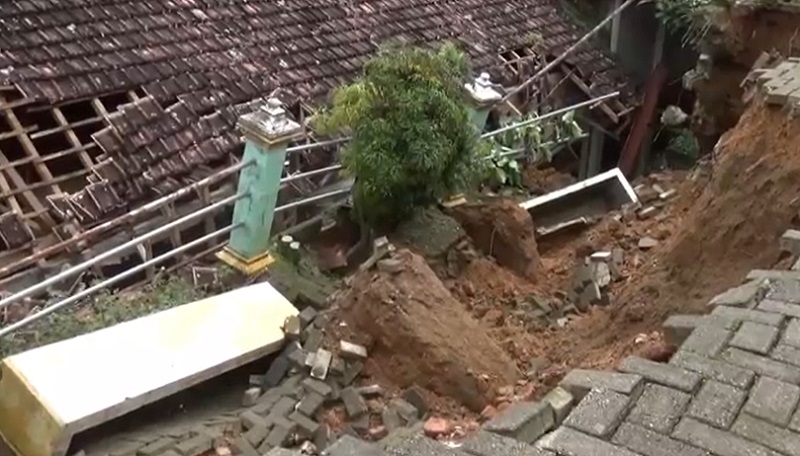 Kondisi dinding ruang kelas yang tertimpa material longsor (Foto / Metro TV)