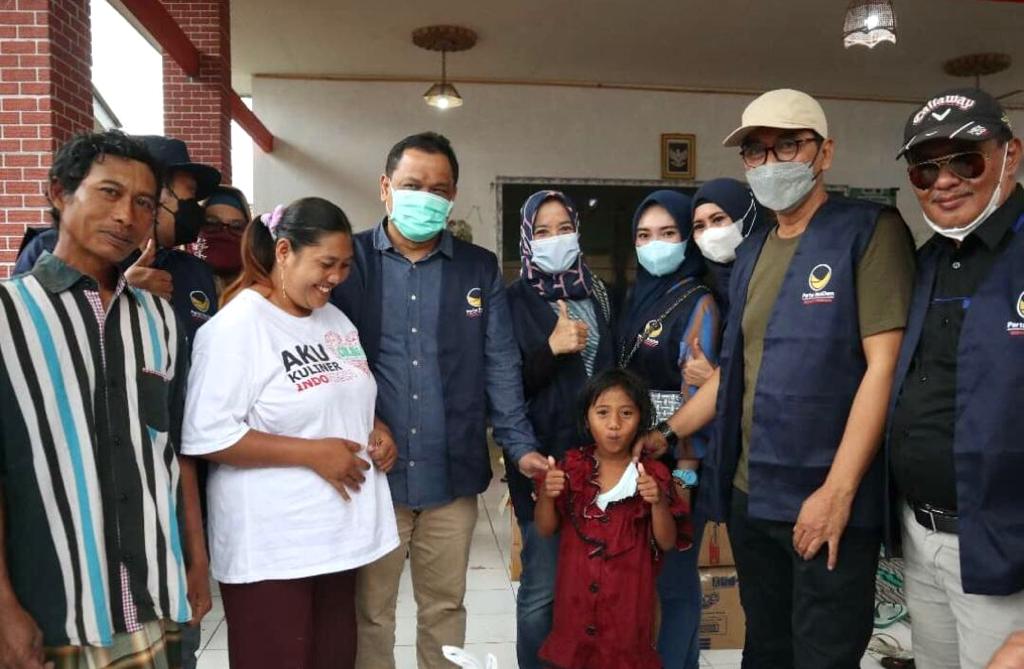 Anggota DPR RI Fraksi NasDem Charles Meikyansah (HCM) bertemu Nurfida, bocah yang berhasil selamat dari erupsi Gunung Semeru (Foto / Nasdem)