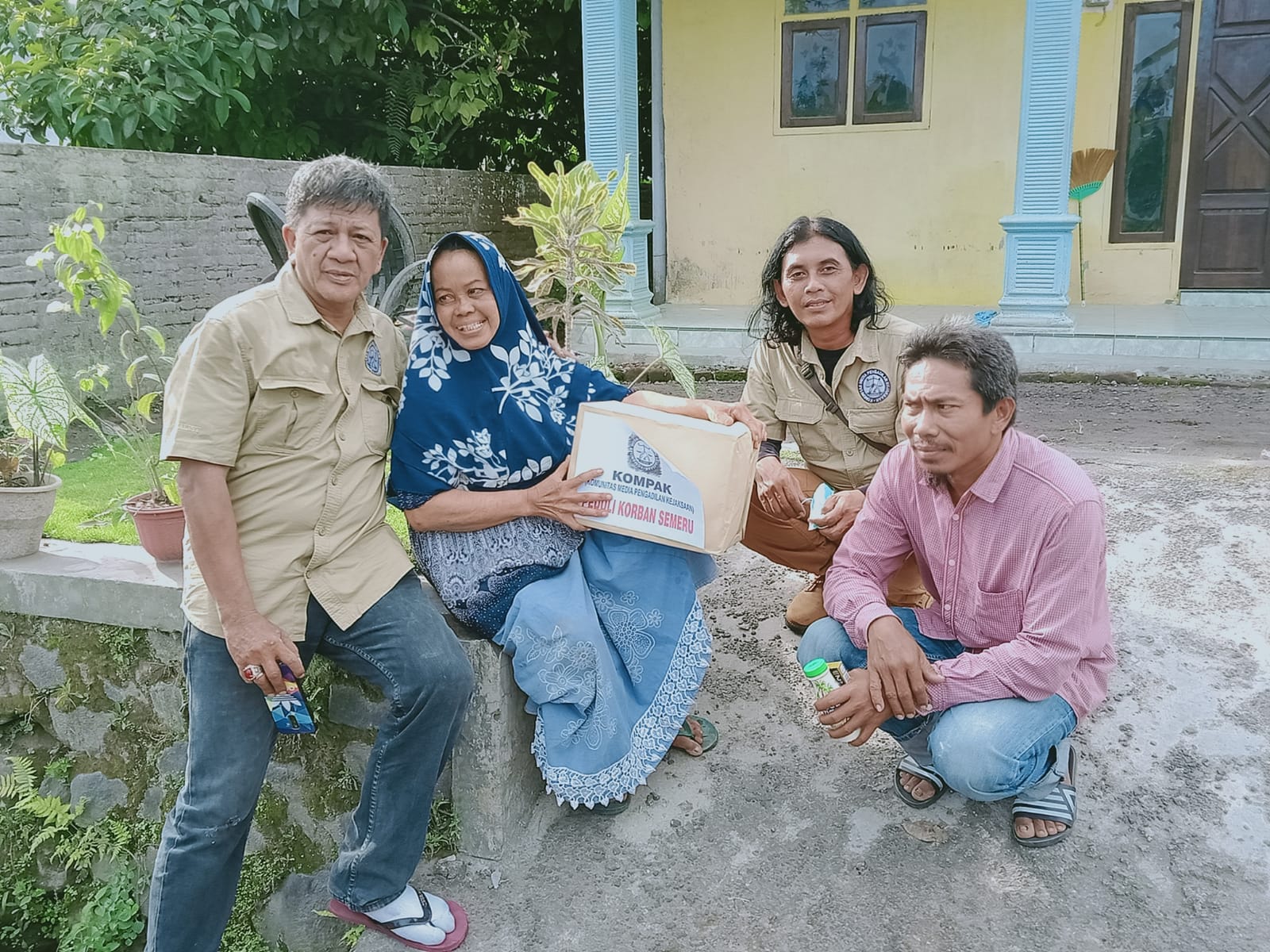 Tim Kompak memberikan bantuan kepada salah satu korban terdampak erupsi Gunung Semeru (Foto / Clicks.id) 