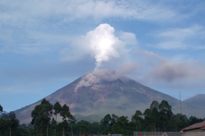 Aktivitas Gunung Semeru pada Minggu (12/12/2021) pagi. (ANTARA/VJ Hamka Agung)