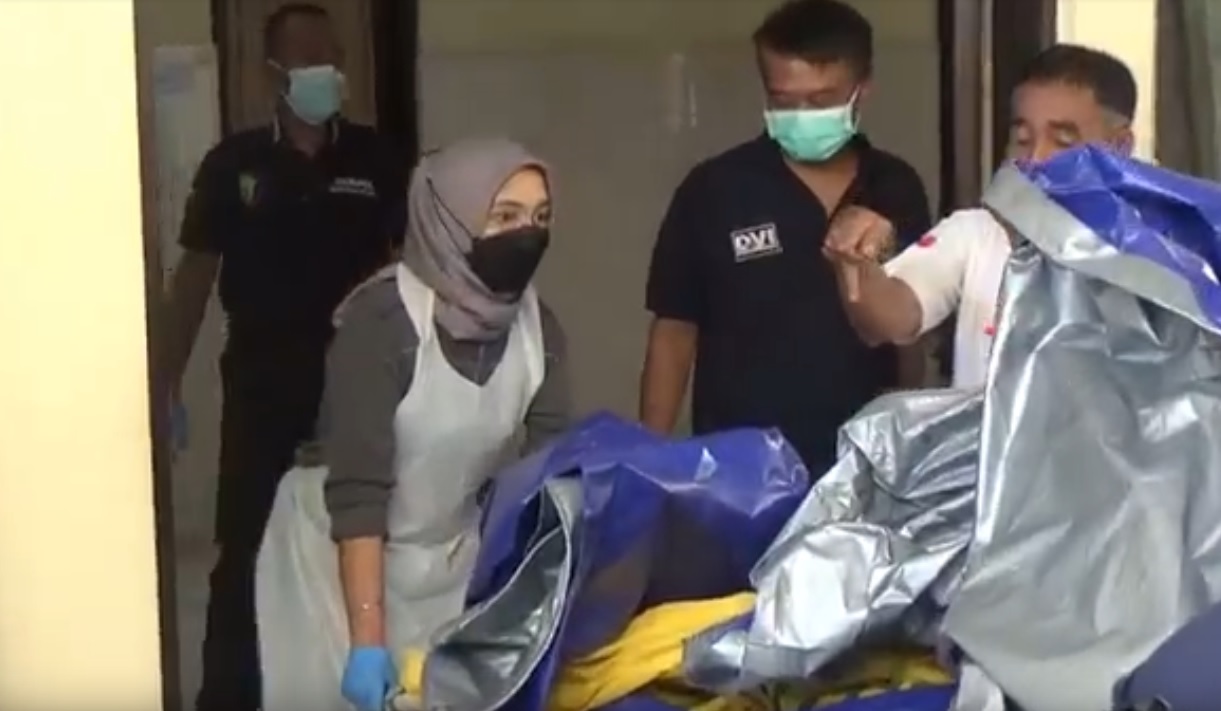 Siti Nur Hasanah mendorong jenazah korban erupsi Gunung Semeru. (metrotv)