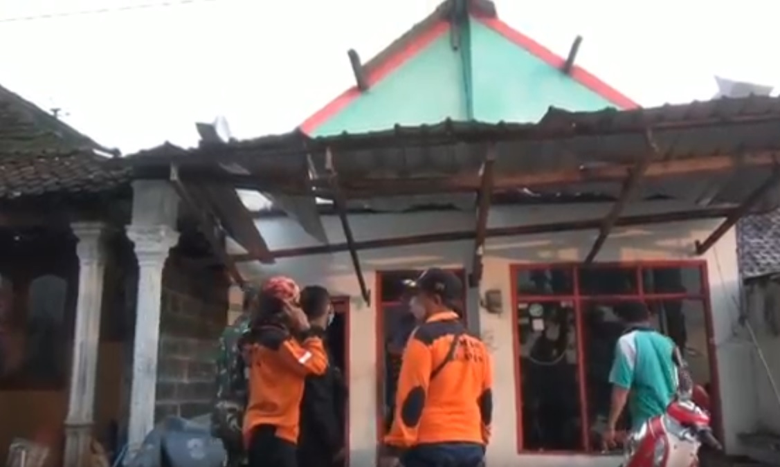 Sejumlah atap rumah di Jombang rusak diterjang angin kencang. (metrotv)