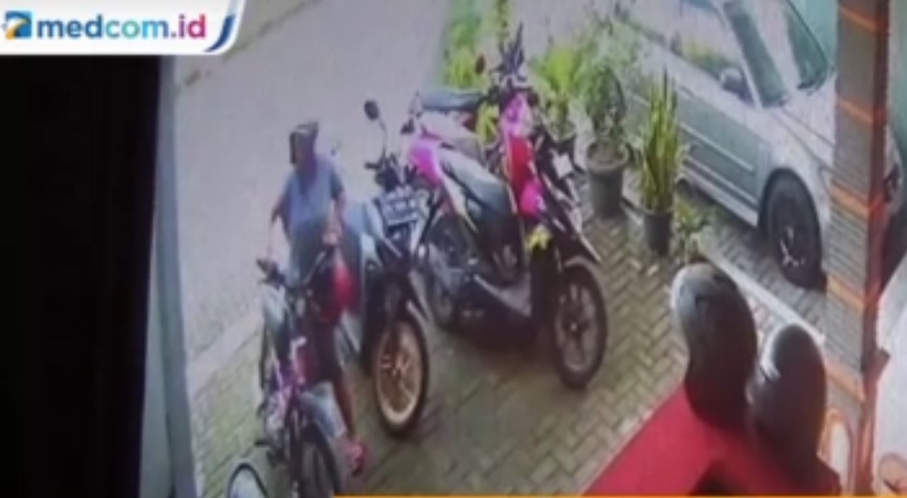 Emak-emak Curi Helm di Warnet Terekam CCTV