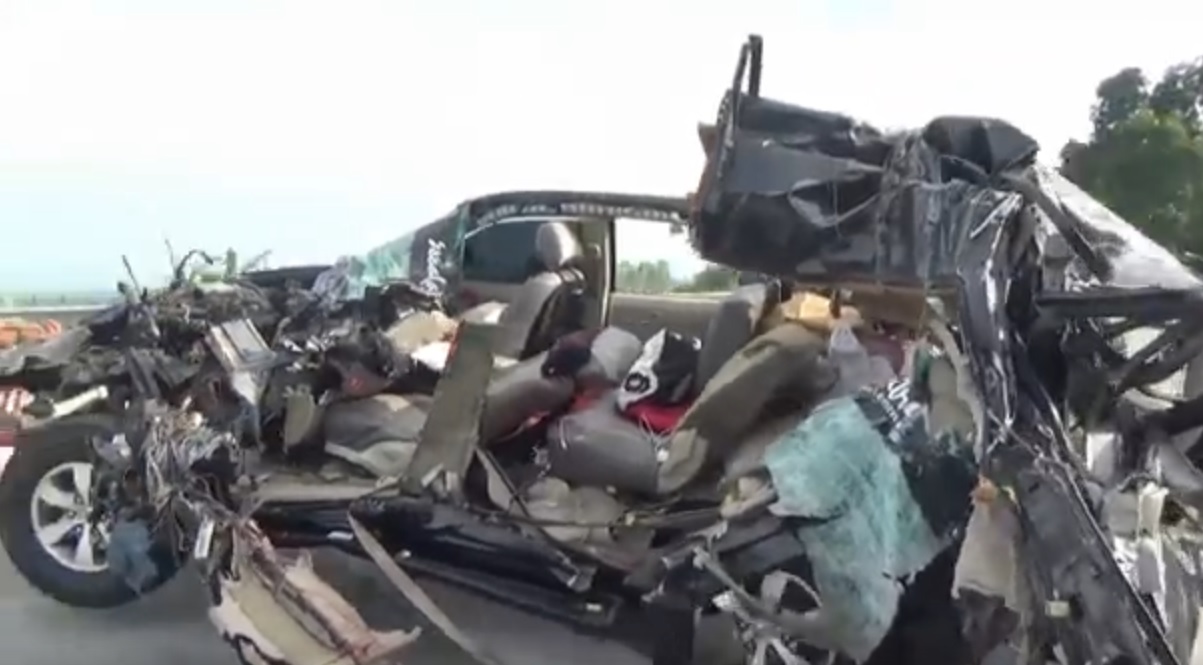 Kondisi mobil setelah menabarak truk tronton dan dihantam truk diesel di Tol Ngawi. (metrotv)