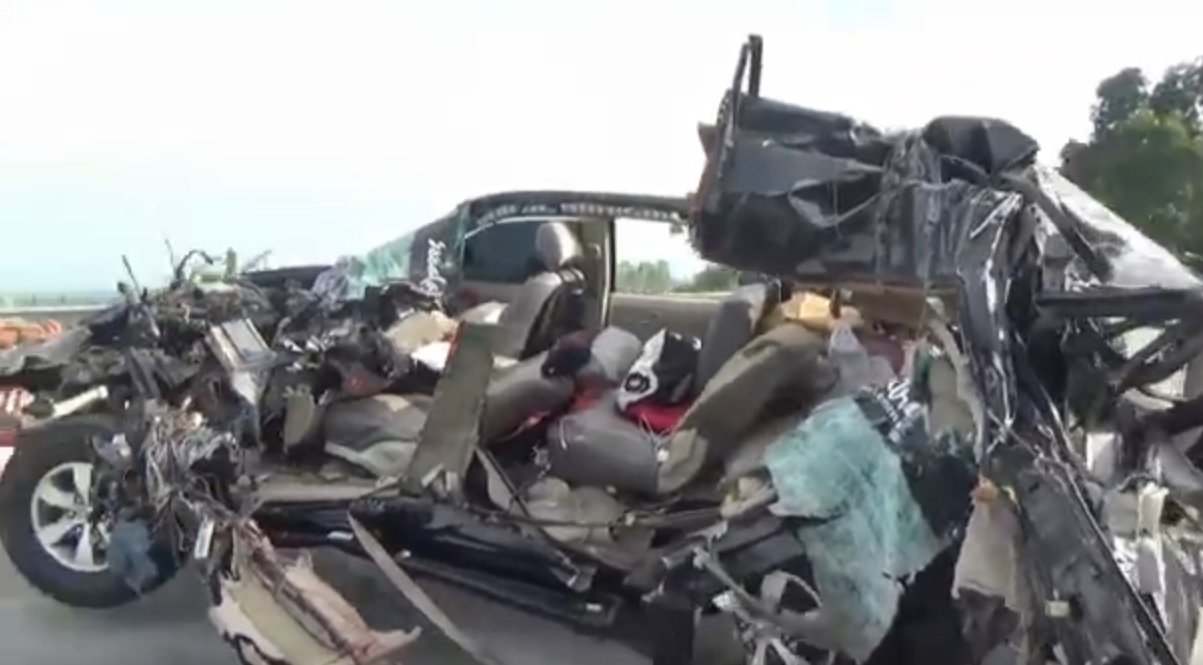 Ngeri! Fortuner Dihantam 2 Truk di Tol Ngawi, 1 Penumpang Tewas