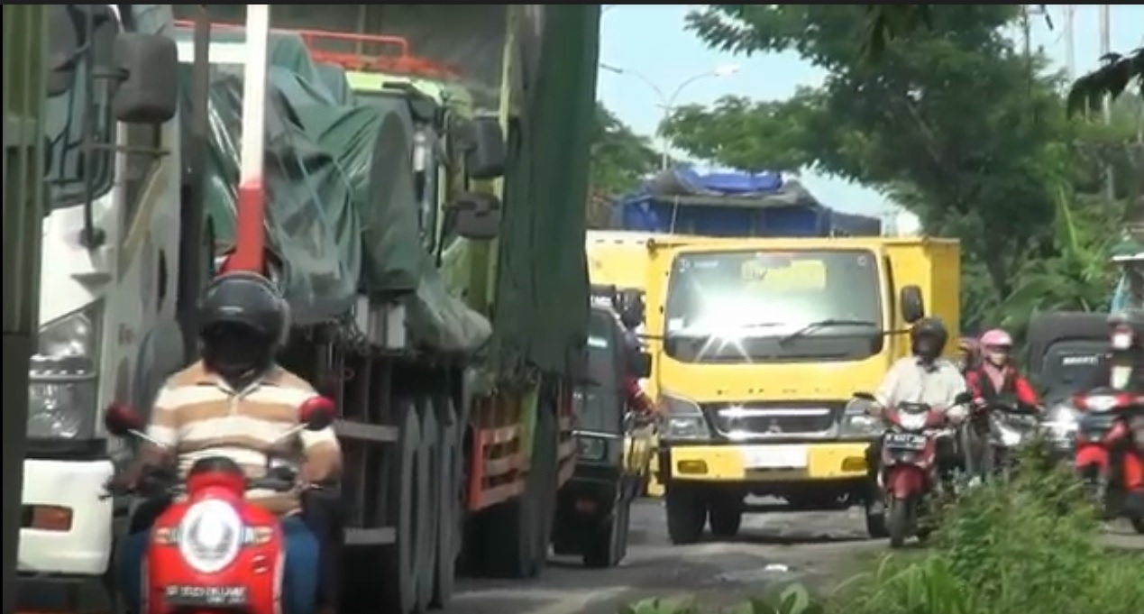 Arus lalu lintas di jalur pantura, perbatasan Lamongan-Gresik lumpuh total hingga puluhan kilometer dari dua arah, Senin 13 Desember 2021.  (metrotv)