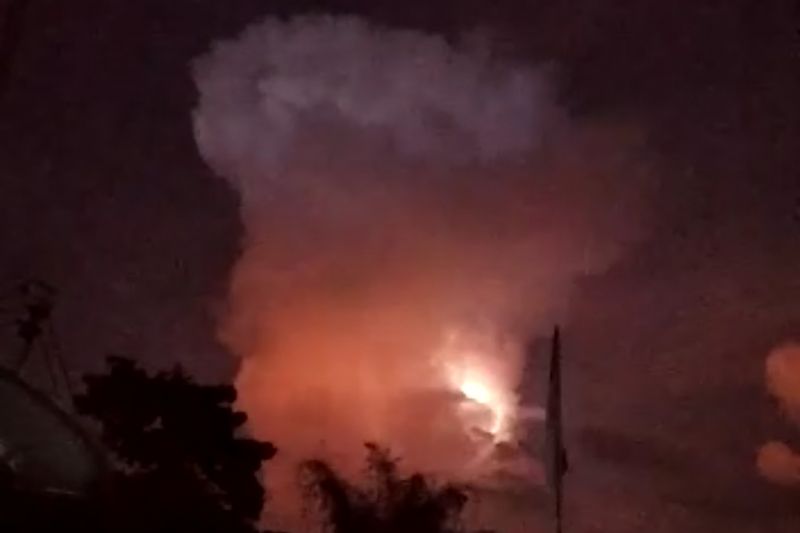 Fenomena awan merah disertai petir di sekitar wilayah Mojokerto, Jatim, Senin (13/12/2021) petang. (ANTARA/SI/tangkapan layar)