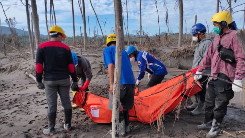 Petugas mengevakuasi jasad korban bencana Semeru (ist)