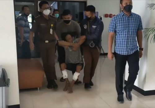 Yosep Bau Open alias Wilhelmus digelandang ke Mapolres Gresik. 