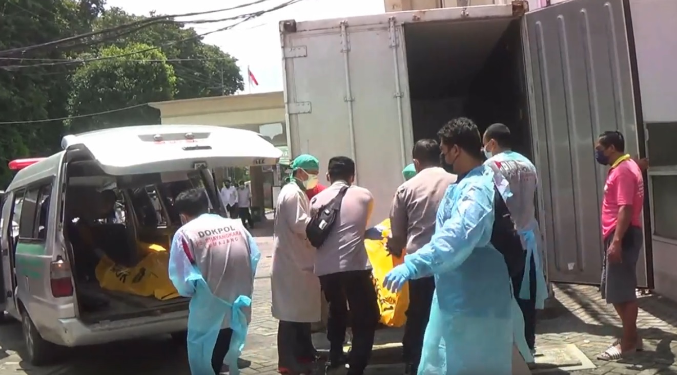 Tim DVI saat menerima kantong jenazah korban erupsi Semeru (Foto / Metro TV)
