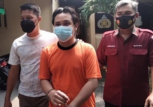 IJZ ditangkap polisi lantaran terbukti menjadi mucikari gadis di bawah umur (Foto / Metro TV)