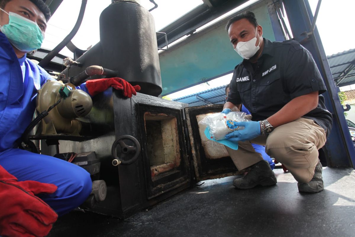 Badan Narkotika Nasional (BNN) Provinsi Jatim memusnahkan sebanyak 3,2 kilogram sabu (Foto / Metro TV)