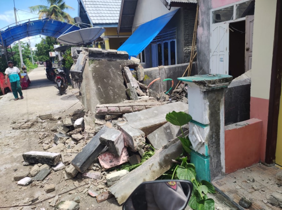 Rumah rusak di Pulau Selayar, Sulsel terdampak gempa NTT. (ft/BNPB)