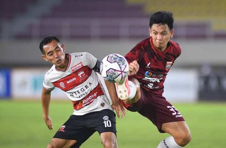 Duel pemain Madura United vs Borneo (ft/borneo)