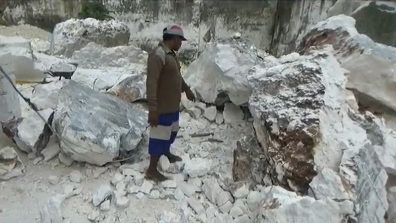 Salah satu warga menunjukkan lokasi korban tewas tertimpa batu besar (Foto / Metro TV)
