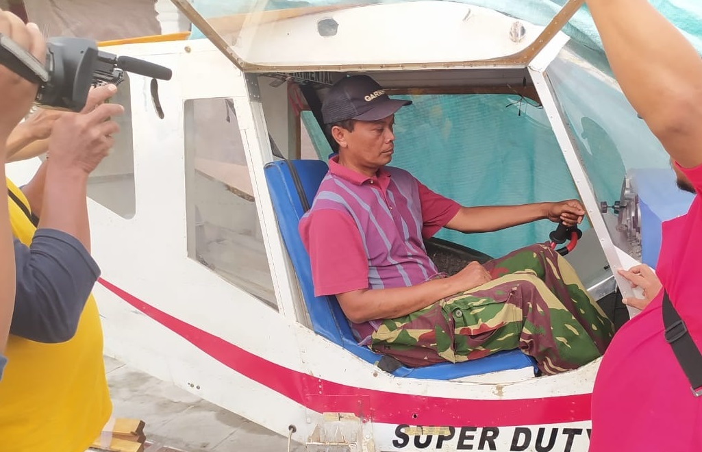 Suyanto alias Heri Santoso saat mencoba mengemudikan pesawat rakitannya (Foto / Metro TV)