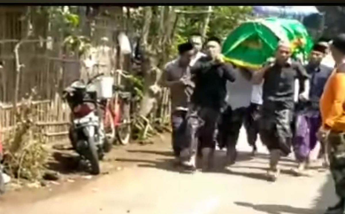 Tangkapan layar video warga membawa keranda jenazah kades di Pasuruan dengan berlari (Foto / Metro TV)