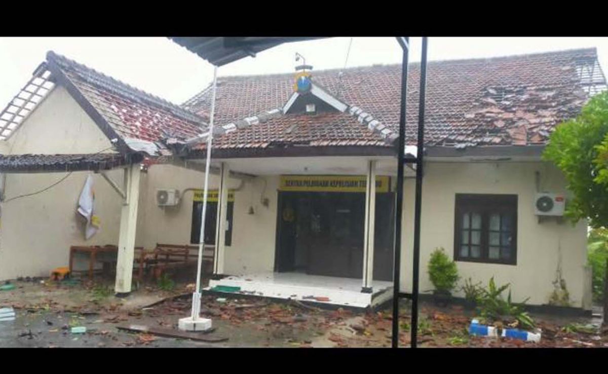 Atap mapolsek Wonoasri Kabupaten Madiun rusak diterjang puting beliung (Foto / Metro TV) 