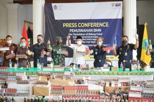 Bea Cukai Sidoarjo memusnahkan barang ilegal tanpa ketentuan cukai (ft/MI)
