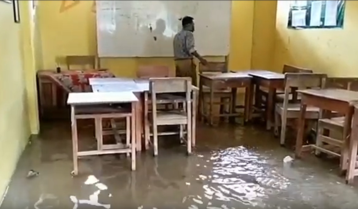 Ruang kelas SDN  Kemlagi Lor, Kecamatan Turi, Lamongan terendam banjir. (metrotv)