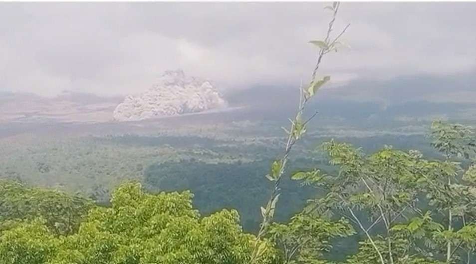 Tangkapan Layar Gunung Semeru Erupsi Lagi. Tangkapan Layar Gunung Semeru Erupsi Lagi.