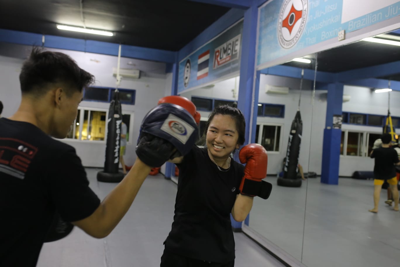 Seorang perempuan yang rajin berlatih seni bela diri Muay Thai di  Rumble Training Camp (RTC) Surabaya (Foto / Istimewa)