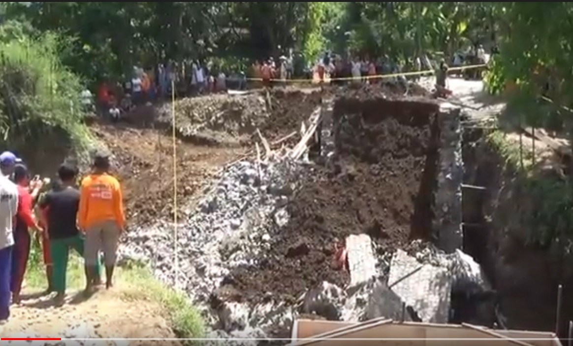 Warga mendatangi lokasi pondasi kembatan yang ambruk. (metrotv)