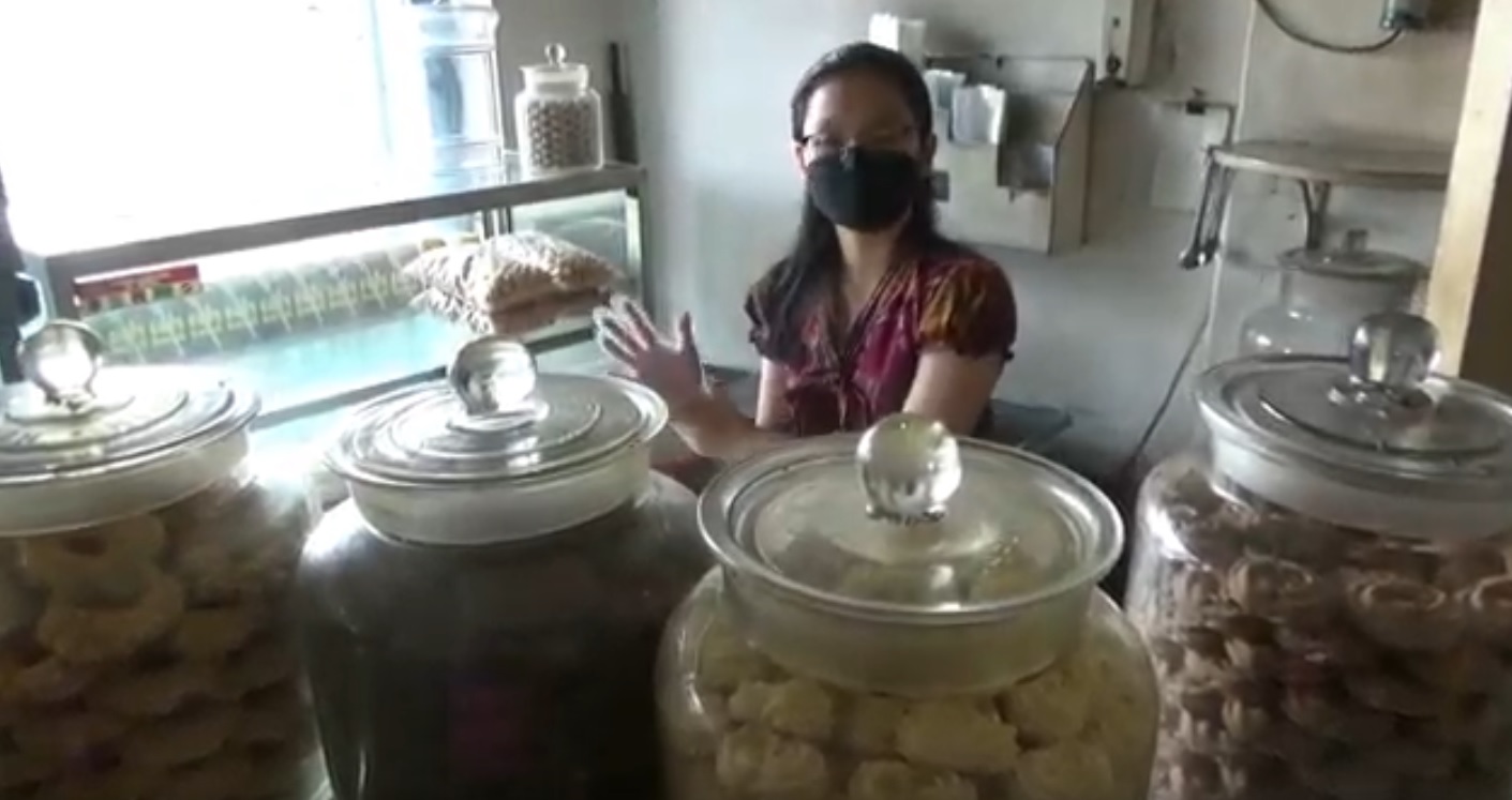 pengelola toko Madjoe, Cornelia saat melayani pembeli kue (Foto / Metro TV)