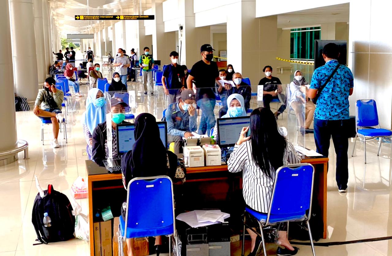 Sejumlah calon penumpang pesawat mengantri untuk mendapatkan vaksinasi di Bandara Juanda (Foto / Reno Reksa / Metro TV)