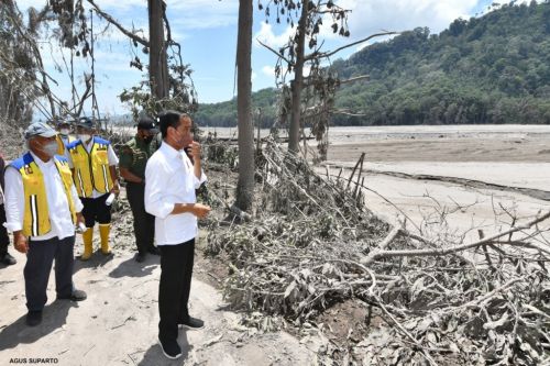 Presiden Joko Widodo (Jokowi) meninjau lokasi terdampak erupsi Semeru, Jatim, Selasa, 7 Desember 2021. (Foto: Istimewa)